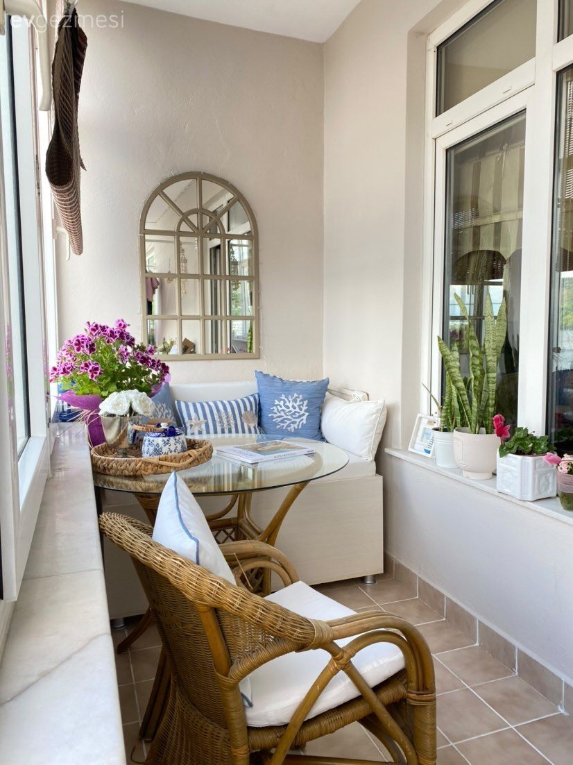 Balkon, Sedir, Deniz temalı dekorasyon(coastal), Hasır, Balkon perdesi, Mavi, Pembe, Balkon çiçekleri, Hasır sandalye, Pencere duvar dekoru, Duvar dekorasyonu, Kırlent, Ev tekstili, Balkon masası, Ev bitkisi