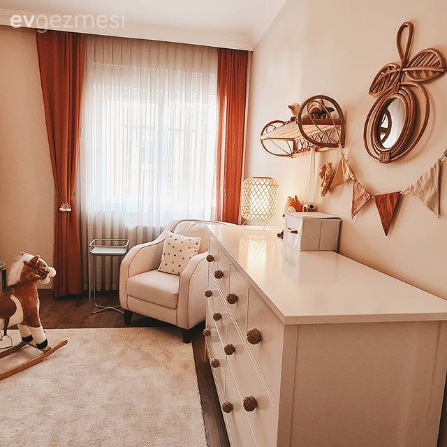 Çocuk Odası, Beyaz, Turuncu, Çocuk odası duvar dekorasyonu, Fon perde, Perde, Tül perde, Şifonyer, Yatak Odası, Çocuk odası halısı