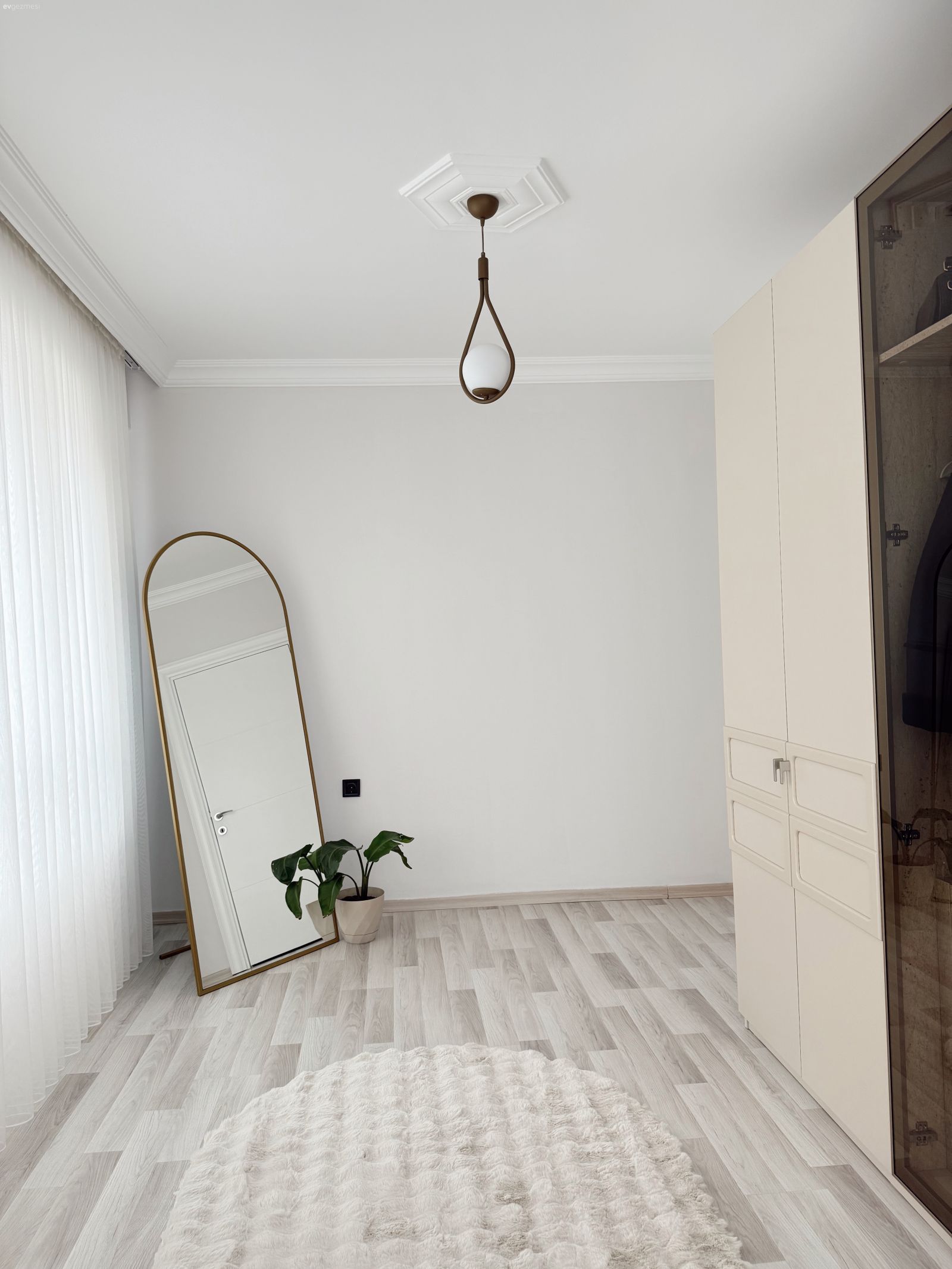 Giyinme odası, Krem, Bej, Boy aynası, Ayna, Parke, Avize, Aydınlatma