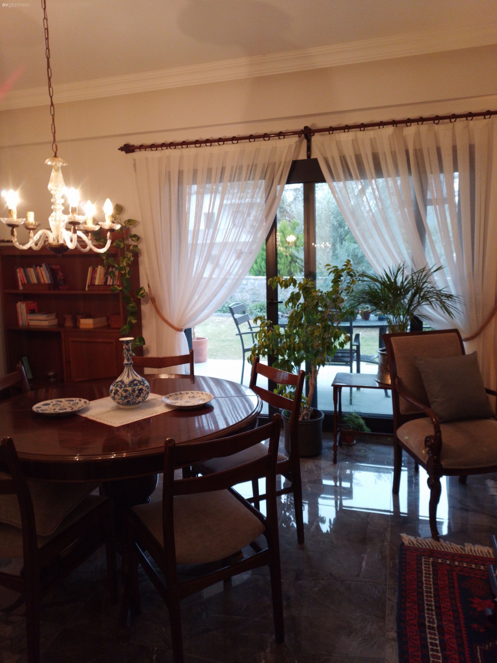 Buram Buram Yaşanmışlık Kokan Bu Bodrum Evinde Sanat Ön Planda!