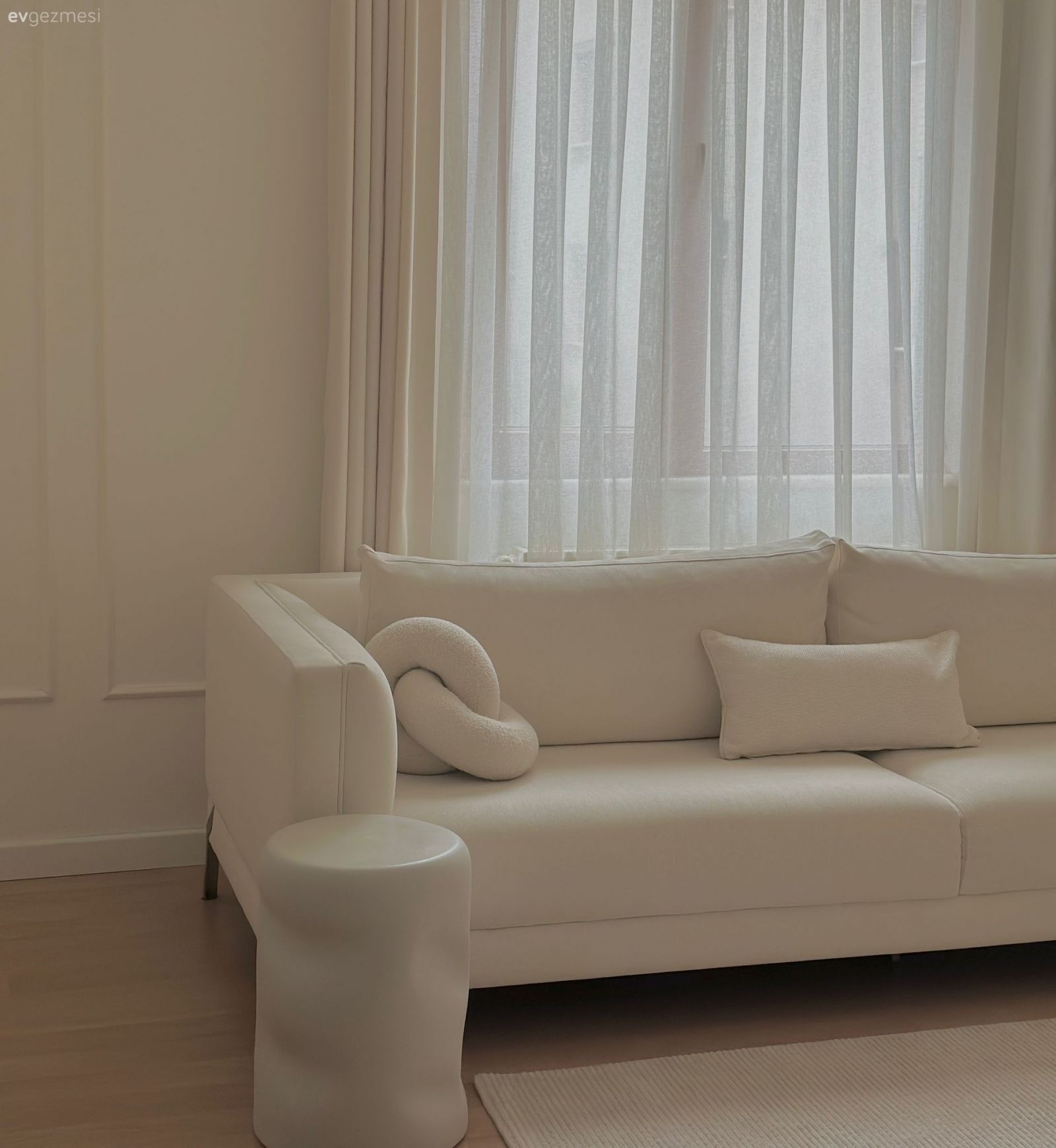 Açık Kolonu Olan Bu Salonda Beyaza Çok İş Düşmüş