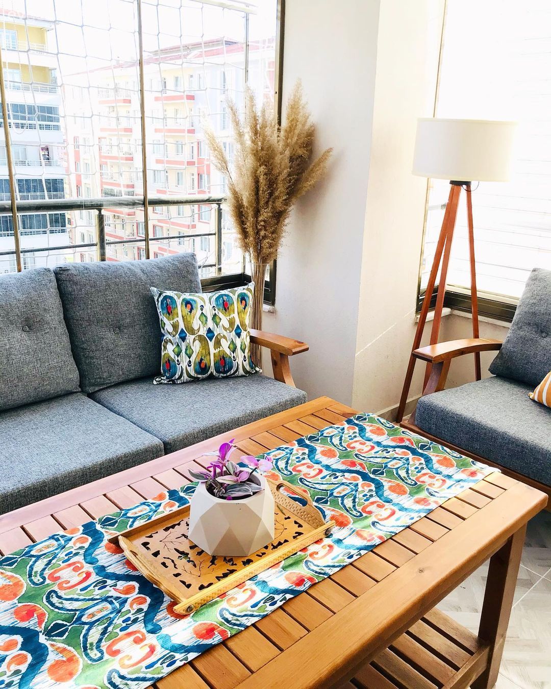 Balkon, Balkon masası, Balkon oturma grubu, Gri, Kahverengi, Balkon duvar dekorasyonu, Desenler, Kırlent, Ev tekstili, Balkon perdesi