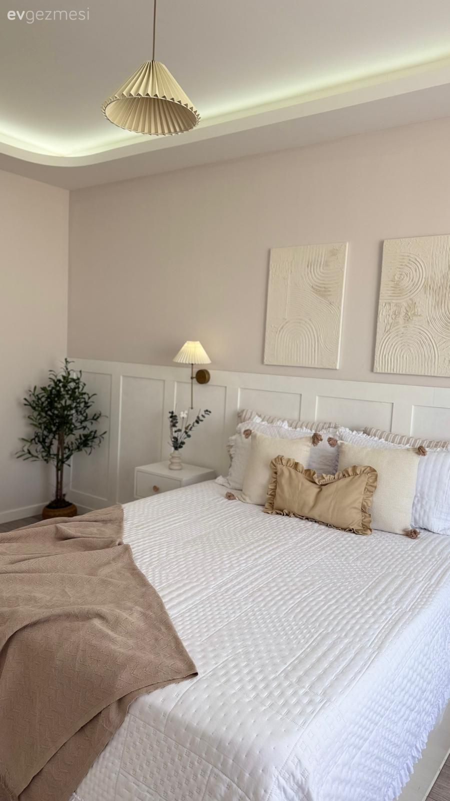 Yatak Odası, Beyaz, Kahverengi, Duvar çıtalama, Yatak örtüsü, Halı, Tablo, Duvar dekorasyonu, Fon perde, Perde, Tül perde, Komodin, Aplik, Aydınlatma