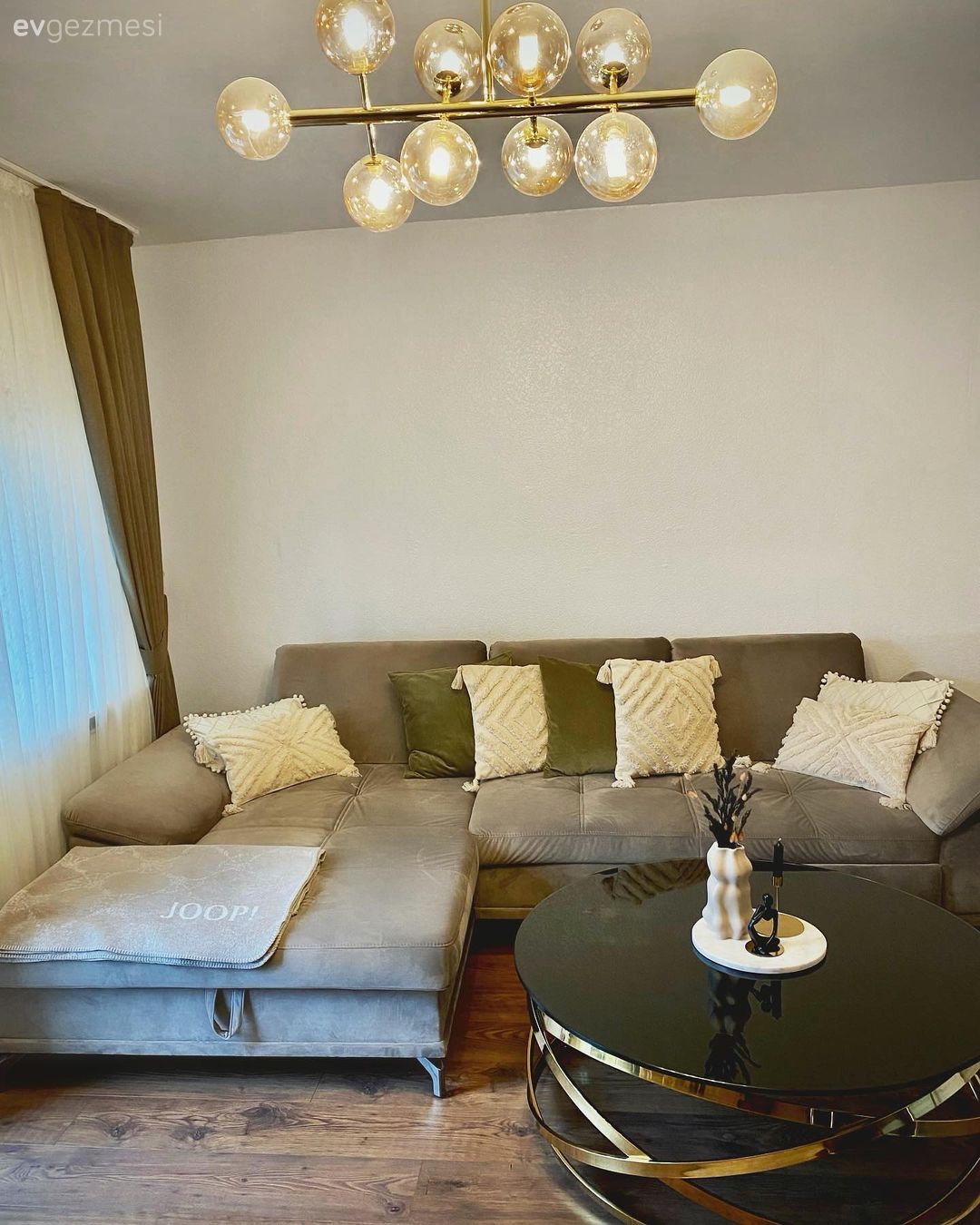 Salon, Modern, Gri, Yeşil, Köşe koltuk, Koltuk takımı, Kırlent, Ev tekstili, Fon perde, Perde, Tül perde, Siyah, Yuvarlak sehpa, Sehpa, Avize, Aydınlatma, Salon avizesi, Halı, Salon halısı, Altın