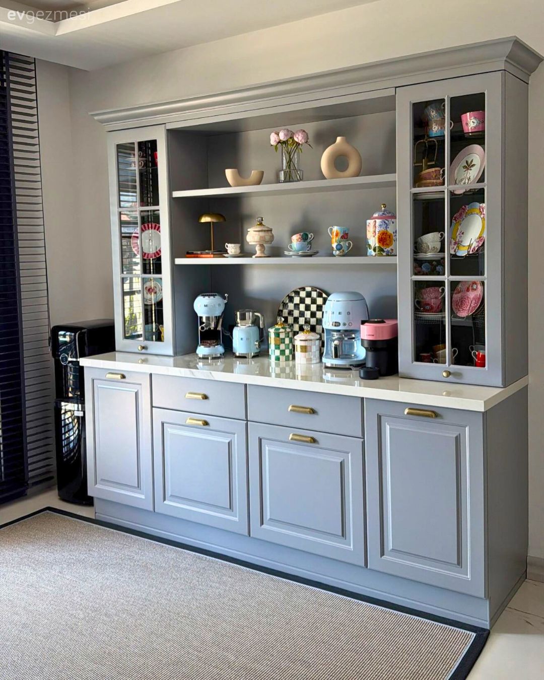 Kahve köşesi, Modern, Gri, Beyaz, Jüt halı, Halı, Siyah, Jaluzi, Mavi, Mutfak aksesuarları, Mutfak, Cam kapaklı dolap
