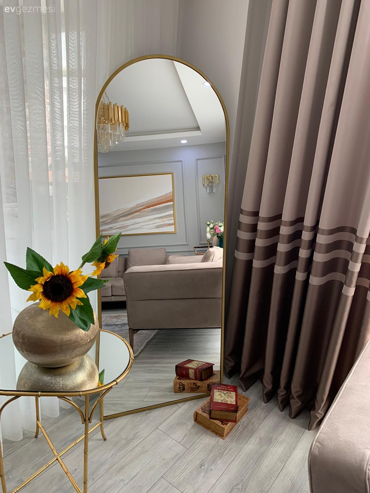 Altın, Boy aynası, Ayna, Fon perde, Perde, Vizon, Kahverengi, Beyaz, Yan sehpa, Sehpa, Vazo, Ev Aksesuar, Parke