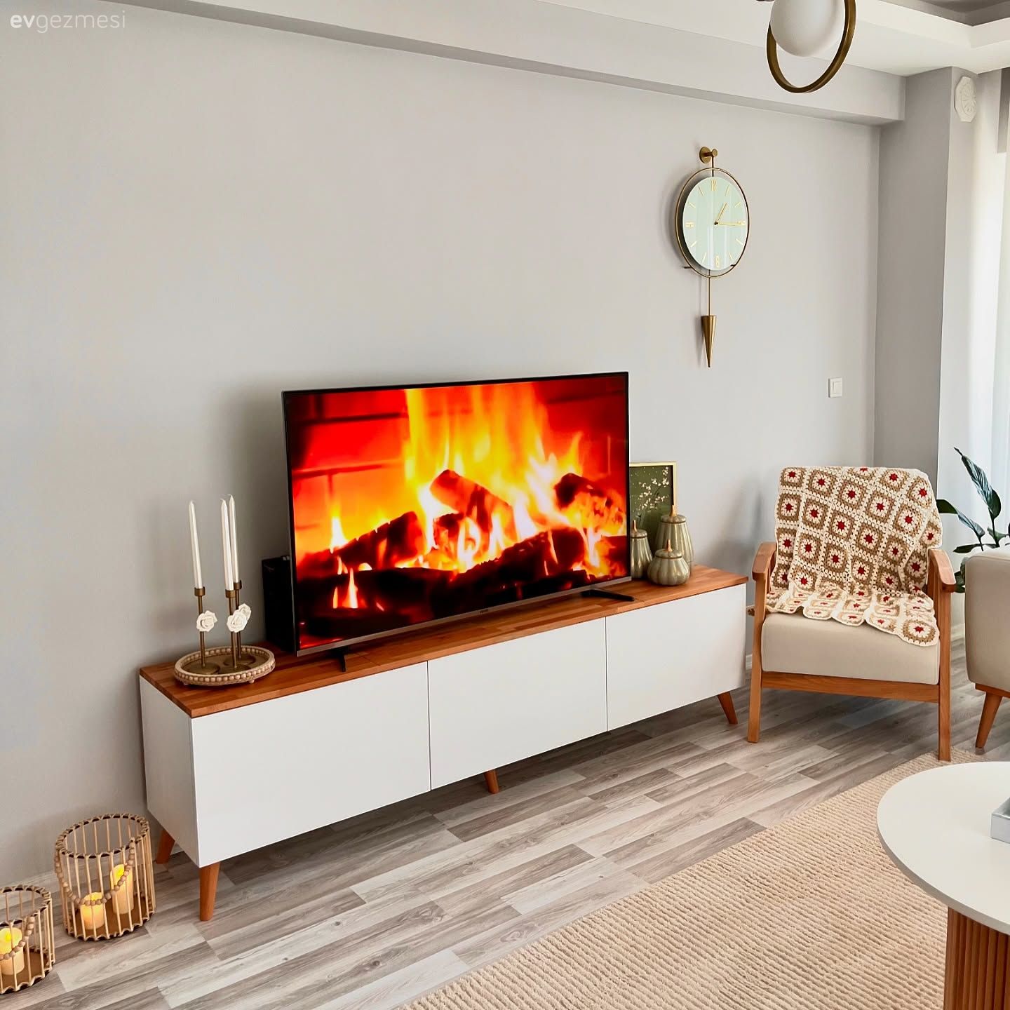 Bu İzmir Evinde Mobilyalar Renkli Parçalar İçin Uygun Zemin