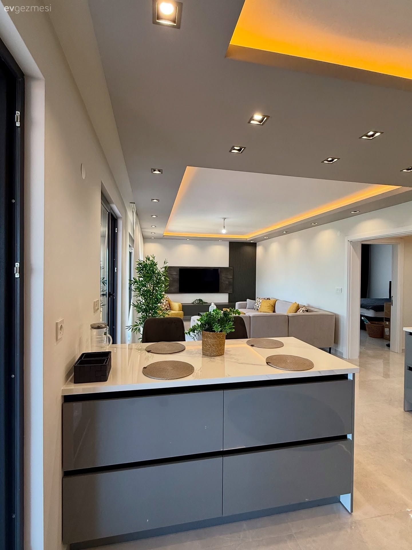 Bu Açık Mutfakta Modern Tarza Göz Kırpan Çok Parça Var