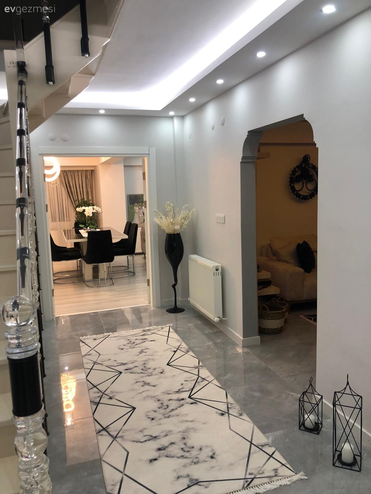 Antre, Merdiven, Dubleks evler, Halı, Antre halısı, Vazo, Ev Aksesuar, Çiçekler, Spot aydınlatma, Aydınlatma, Ayna, Fener