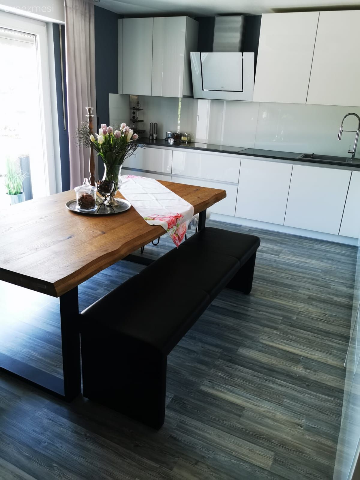 Mutfak, Beyaz mutfak, Modern mutfak, Siyah tezgah, Mutfak tezgahı, Mutfak tezgah arası, Kulpsuz mutfak dolabı, Davlumbaz, Ankastre, Masif ahşap, Mutfak masası, Ahşap masa, Bank, Vazo, Ev Aksesuar, Çiçekler, Parke, Antrasit  , Mutfak perdesi