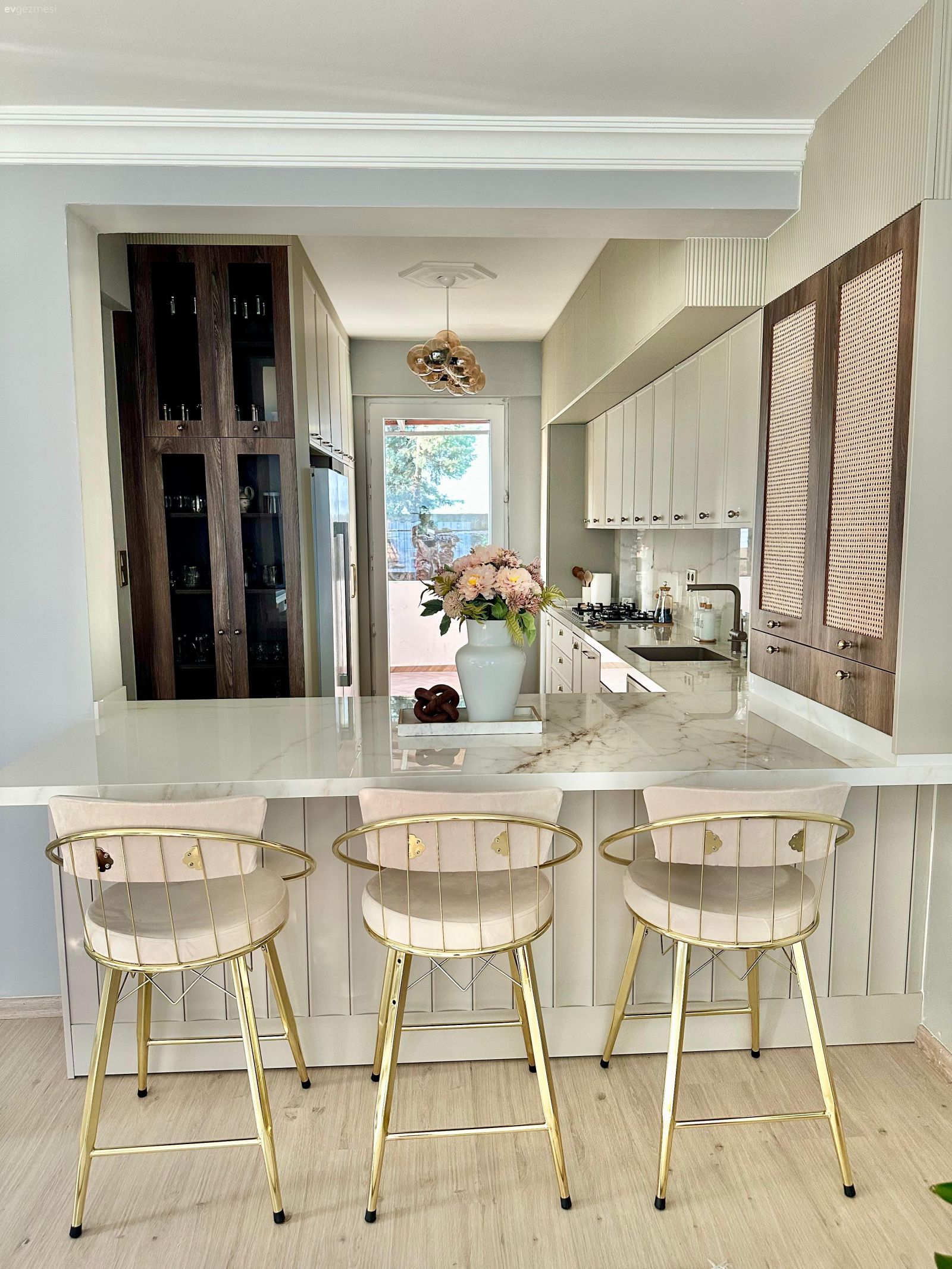 Mutfak, Beyaz, Bej, İskandinav, Mutfak tezgahı, Mutfak tezgah arası, Tezgah arası doğal taş, Porselen tezgah, Ada mutfak, Hazeran, Sandalye, Eviye , Mutfak aksesuarları, Mutfak Avize Modelleri, Dekoratif Objeler
