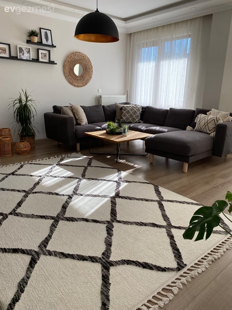 Salon, Bohem Dekorasyon, Beyaz, Gri, Antrasit  , İskandinav, Siyah, Ahşap Mobilya, Hasır, Köşe koltuk, Koltuk takımı, Orta sehpa, Sehpa, Kırlent, Ev tekstili, Halı, Salon halısı, Geometrik desen, Desenler, Duvar rafı, Duvar dekorasyonu, Ev bitkisi, Fener, Ev Aksesuar, Avize, Aydınlatma, Salon avizesi, Ayna, Parke