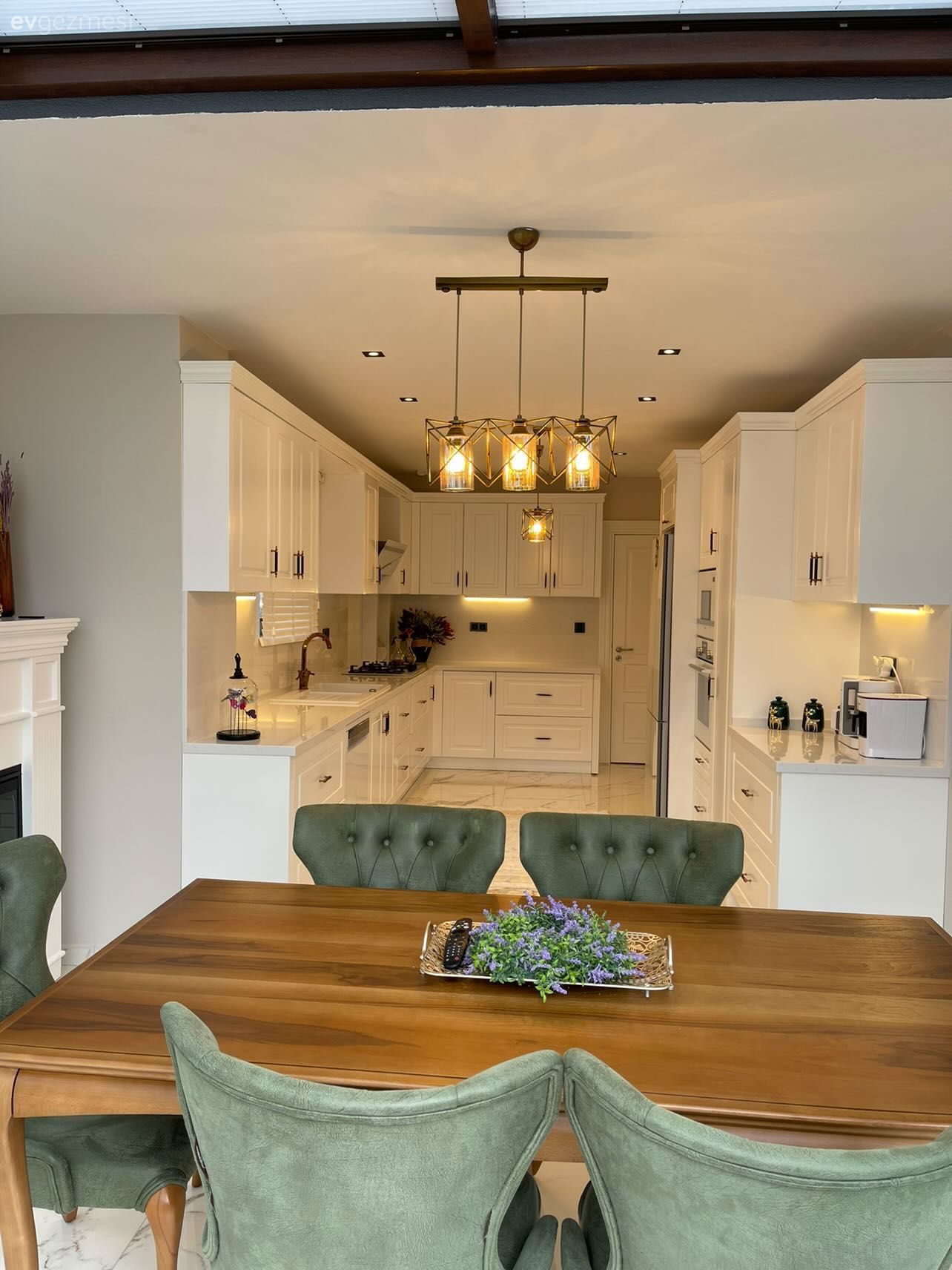 Mutfak, Beyaz, Zümrüt yeşili, Yeşil, Ahşap Mobilya, Ahşap masa, Beyaz mutfak, Mutfak tezgahı, Mutfak tezgah arası, Tezgah arası seramik, Mutfak Avize Modelleri, Sandalye, Mutfak masası, Mutfak aksesuarları, Büyük mutfak