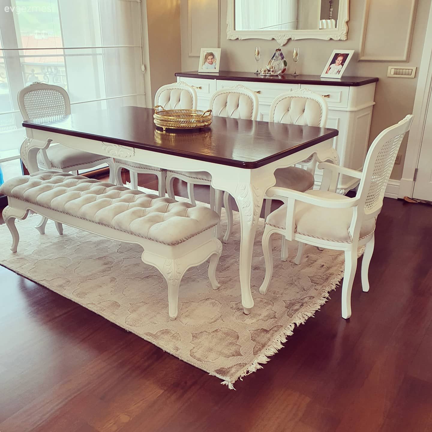 Yemek Odası, Beyaz, Kahverengi, Sandalye, Bank, Yemek masası, Halı, Konsol, Konsol üzeri dekoratif objeleri, Ayna, Country, Parke