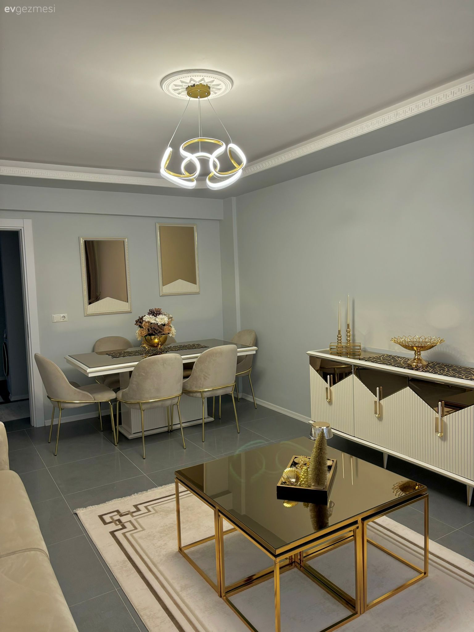 Salon, Modern klasik, Bej, Krem, Altın, Konsol, Konsol üzeri dekoratif objeleri, Halı, Salon halısı, Orta sehpa, Sehpa, Tablo, Duvar dekorasyonu, Sandalye, Yemek masası, Koltuk takımı, Dekoratif Objeler