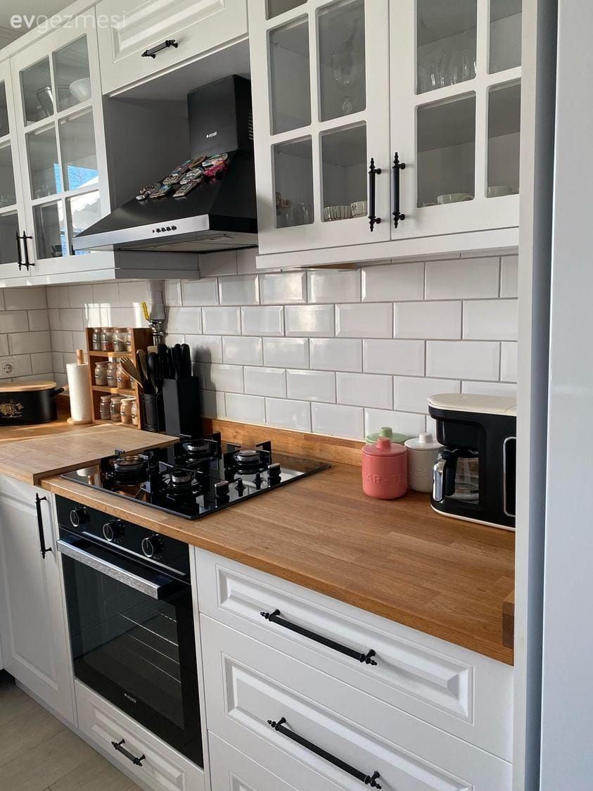 Bu Bahçeli Evde Ahşabın Sıcaklığı, Beyazın da Ferahlığı Her Şeye Yetmiş!