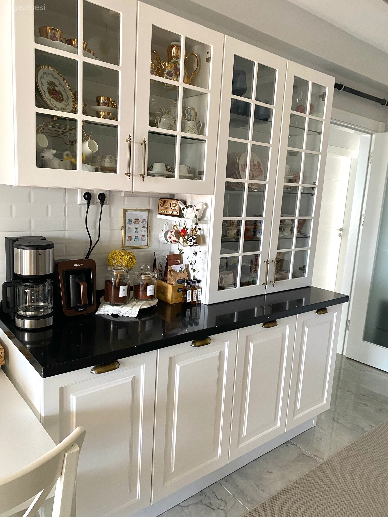 Kahve köşesi, Siyah, Beyaz, Siyah tezgah, Mutfak tezgahı, Mutfak aksesuarları, Mutfak, Shaker kapaklı dolaplar