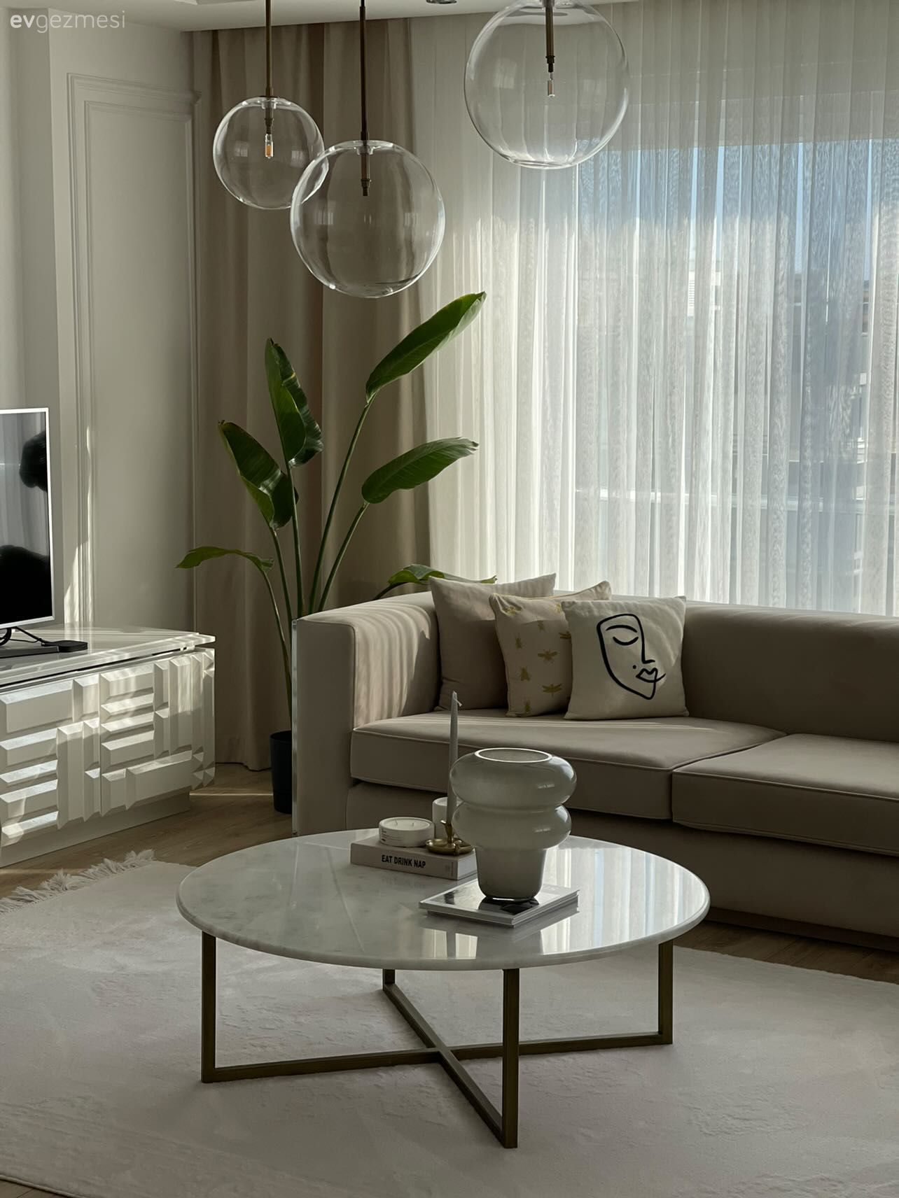 Salon, Modern, Beyaz, Vizon, Gri, Bej, Krem, Koltuk takımı, Orta sehpa, Sehpa, Kırlent, Ev tekstili, Fon perde, Perde, Tül perde, Tv ünitesi, Tv ünitesi aksesuarları, Ev Aksesuar