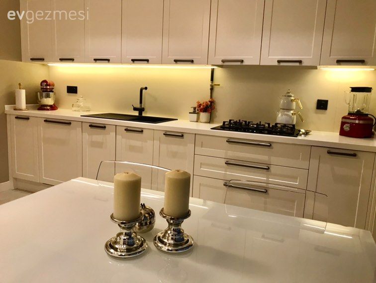 Mutfak, Beyaz, Mutfak tezgahı, Mutfak tezgah arası, Tezgah arası doğal taş, Mutfak aksesuarları