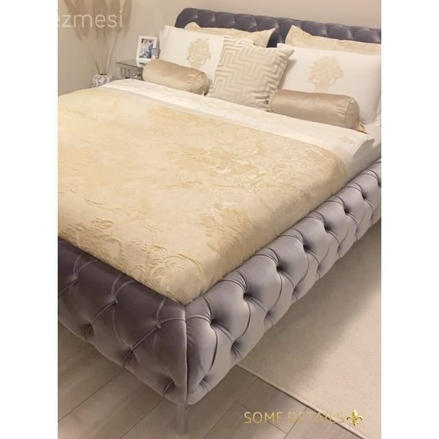 Yatak Odası, Gri, Bej, Krem, Kapitone yatak başlığı, Yatak örtüsü, Halı, Fon perde, Perde, Yatak odası avizesi