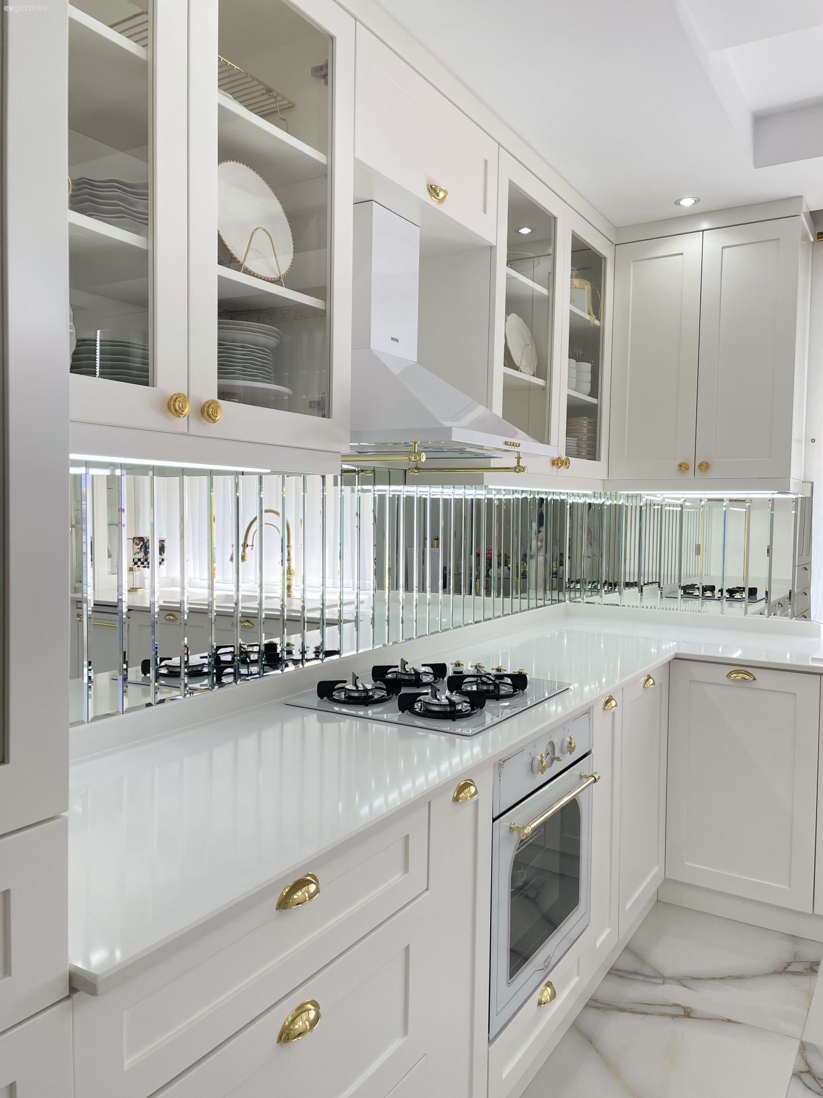 Tezgah Arasına Ayna Eklenen Bu Mutfağın Işıltı Dozu Arttırılmış!