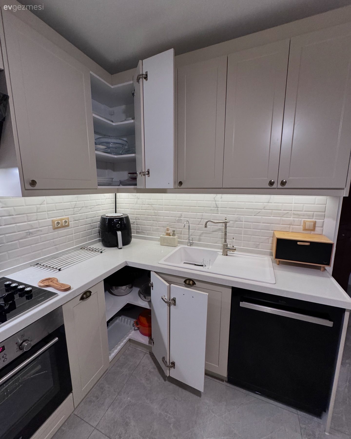 Bu Mutfakta Alan Geniş Olunca Köşeler Çoğalmış!