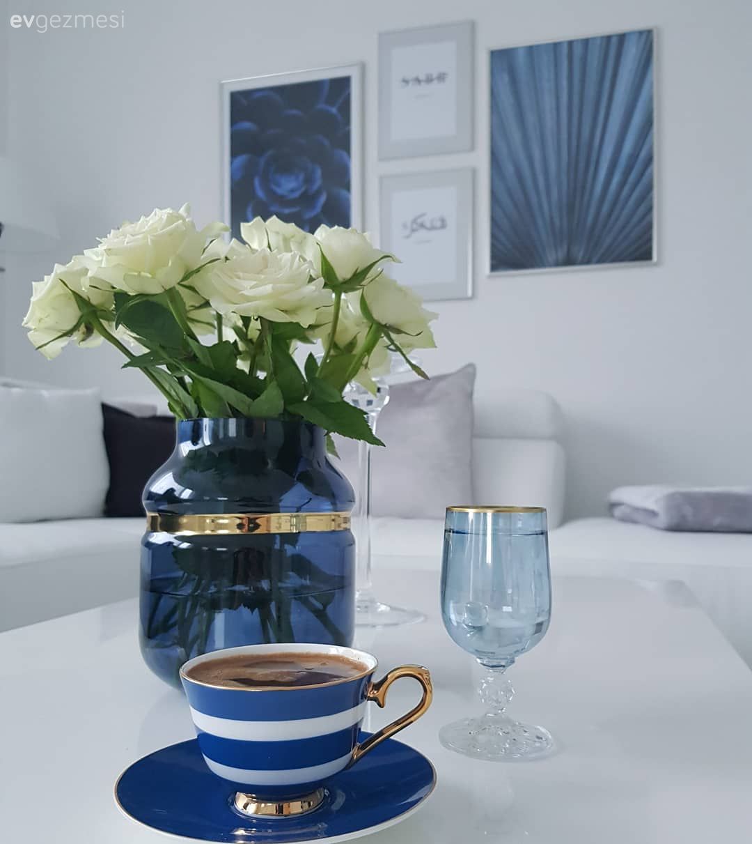Salon, Beyaz, Mavi, Koltuk takımı, Modern, Küçük salon dekorasyonu, Küçük Ev, Tablo, Duvar dekorasyonu, Orta sehpa, Sehpa, Vazo, Ev Aksesuar, Saksı, Kırlent, Ev tekstili, Puf, Lambader, Aydınlatma, Sehpa üstü aksesuarı