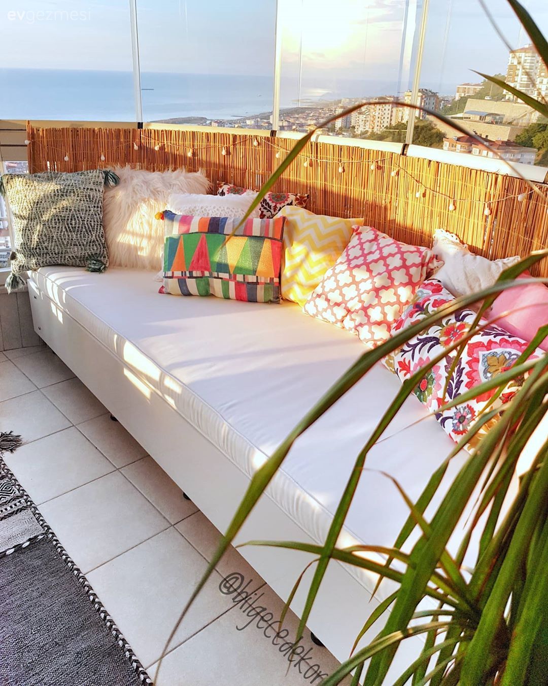 Balkon, Sedir, Balkon halısı, Beyaz, Kapalı balkon, Led peri ışık, Sandalye, Turuncu