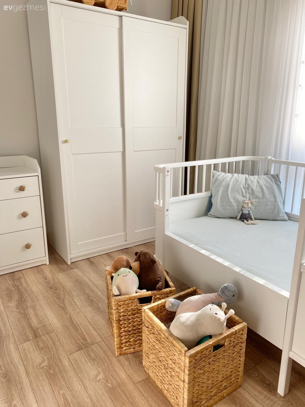 Beyaz ve Ahşap Uyumu Bu Evin Karakteristik Özelliği