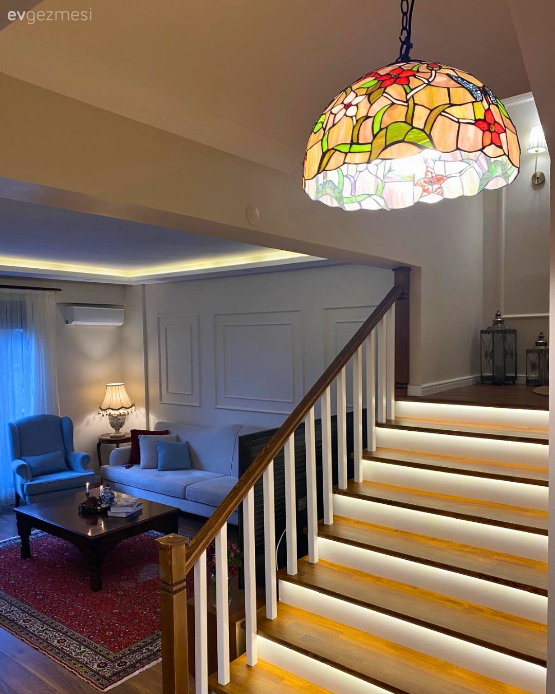 Açık konsept yaşam alanı, Merdiven, Avize, Aydınlatma, Kırmızı, Sarı, Yeşil, Led aydınlatma