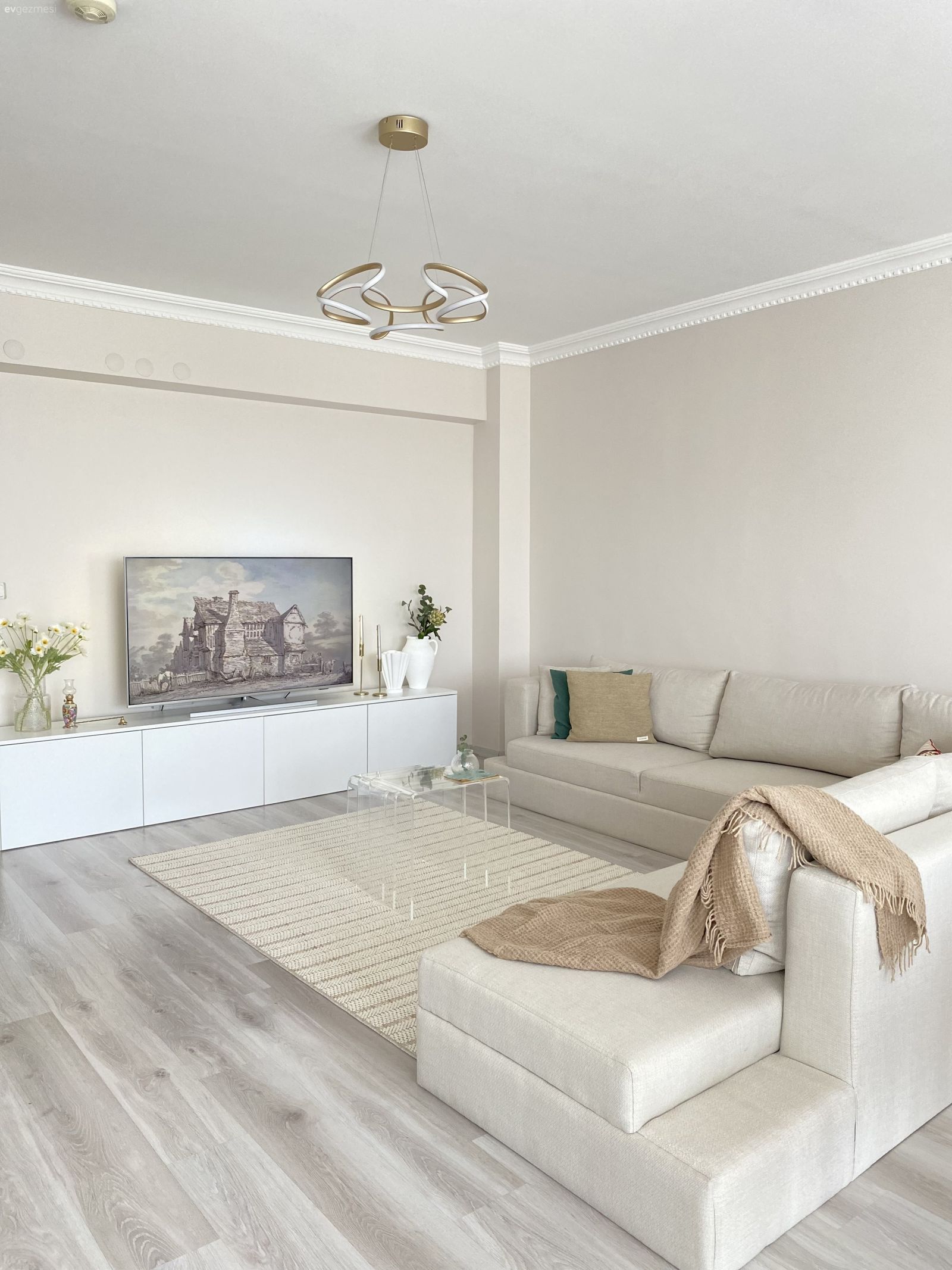 Salon, İskandinav, Modern, Bej, Krem, Beyaz, Köşe koltuk, Koltuk takımı, Kırlent, Ev tekstili, Tv ünitesi, Tv ünitesi aksesuarları, Ev Aksesuar, Halı, Salon halısı, Avize, Aydınlatma, Dekoratif Objeler