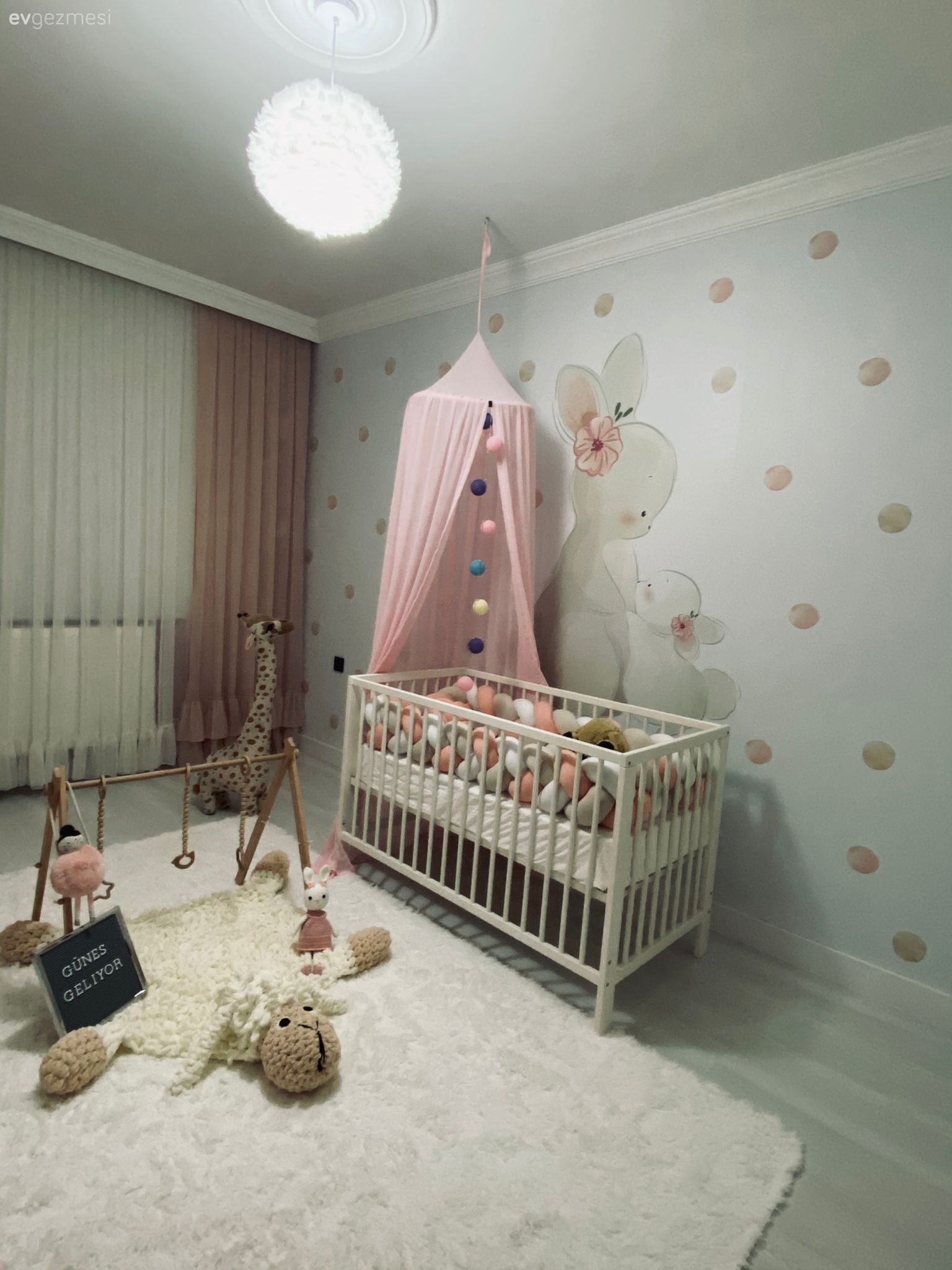 Çocuk Odası, Beyaz, Pudra pembe, Krem, Duvar kağıdı, Duvar dekorasyonu, Çocuk odası duvar dekorasyonu, Çocuk odası halısı, Çocuk odası perdesi, Beşik, Bebek odası, Cibinlik, Çocuk odası aydınlatması