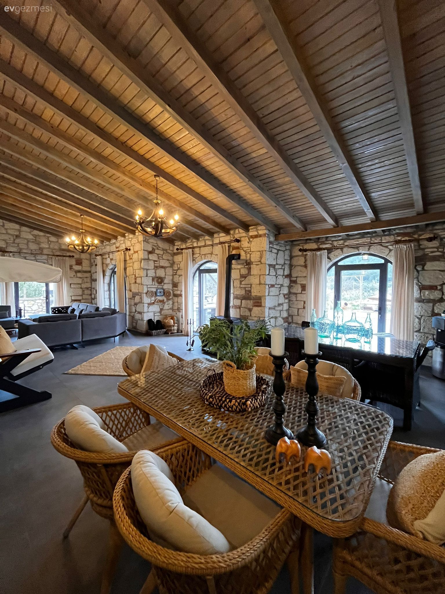 Yüksek Tavanlı Bu Alaçatı Evi Taş ve Ahşabın Uyumuna Teslim Olmuş