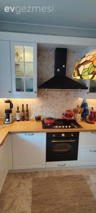 Ev Gezmesi: Yeşilin Cazibesi Banyoda Rustiğin Sıcaklığı da Mutfakta!