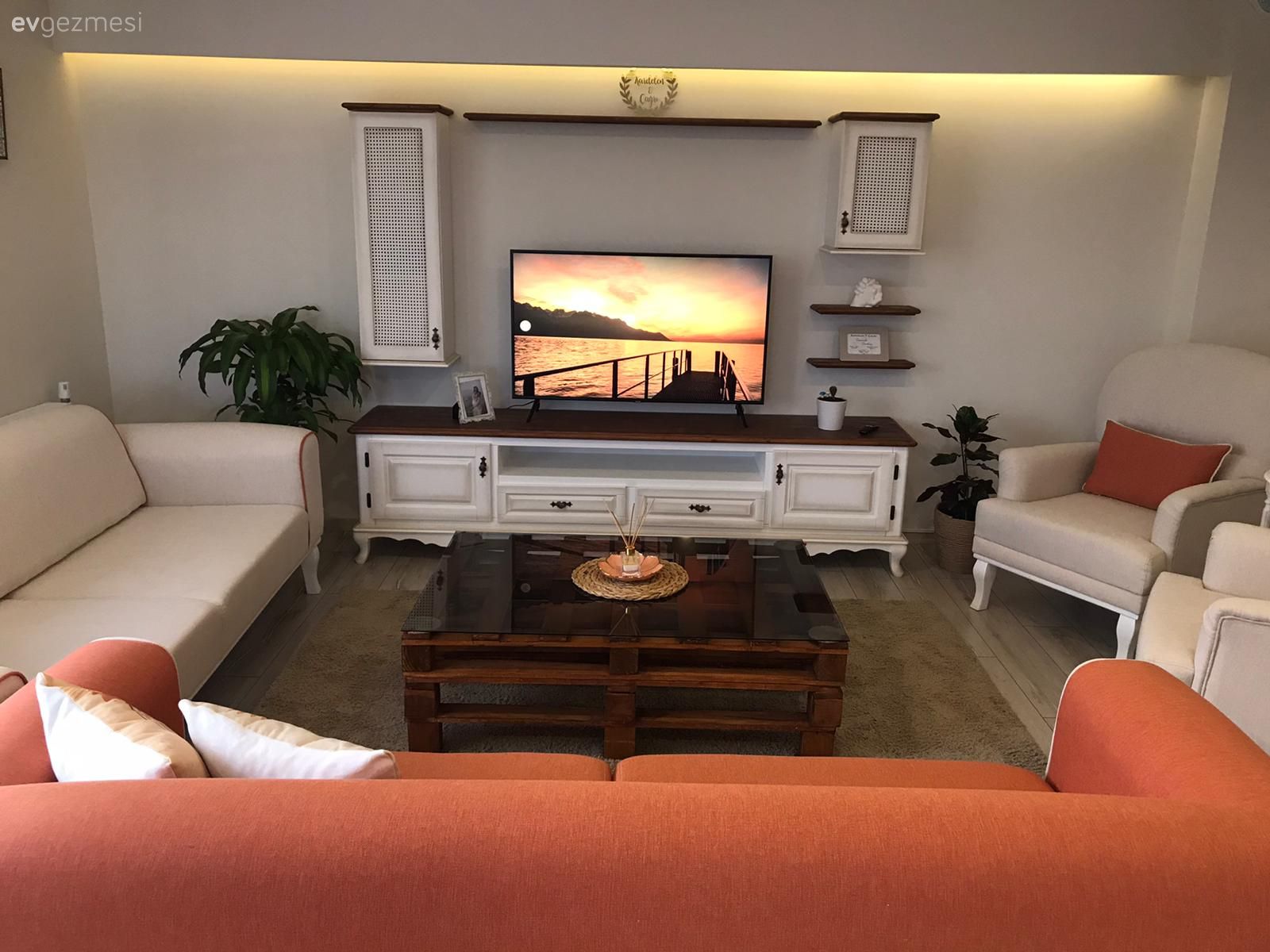 Salon, Rustik, Beyaz koltuk, Turuncu, Kahverengi, Beyaz, Ahşap Mobilya, Orta sehpa, Sehpa, Tv ünitesi, Tv ünitesi aksesuarları, Ev Aksesuar, Fon perde, Perde, Tül perde, Halı, Salon halısı, Ev bitkisi, Berjer