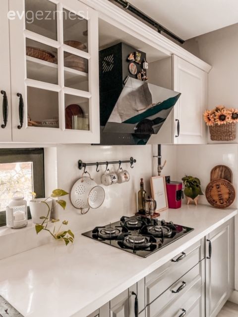 Mutfak, Beyaz, Gri, Shaker kapaklı dolaplar, Mutfak tezgahı, Mutfak tezgah arası, Tezgah arası seramik, Metro seramik, Seramik, Hasır avize, Ankastre, Davlumbaz