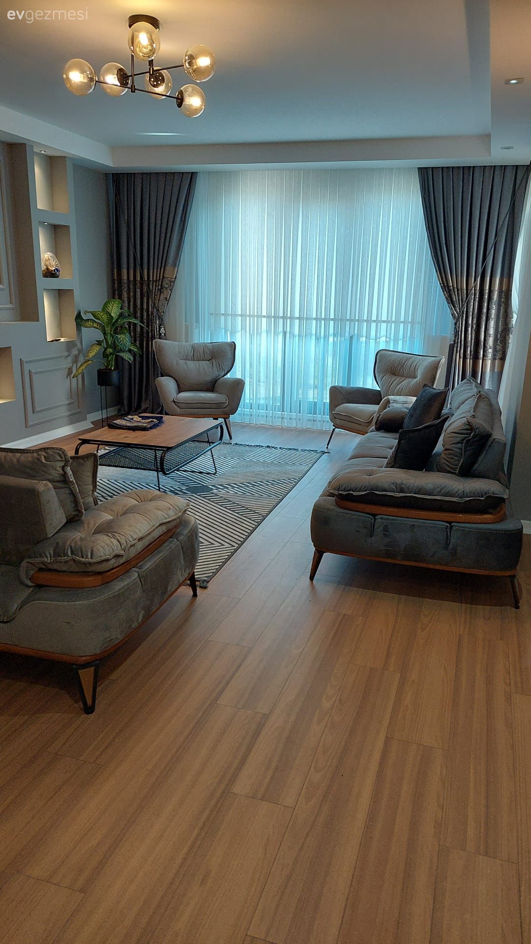 Salon, Modern, Gri, Vizon, Parke, Bej, Gri duvar, Fon perde, Perde, Tül perde, Berjer, Orta sehpa, Sehpa, Halı, Salon halısı, Koltuk takımı, Avize, Aydınlatma, Ev bitkisi, Led aydınlatma