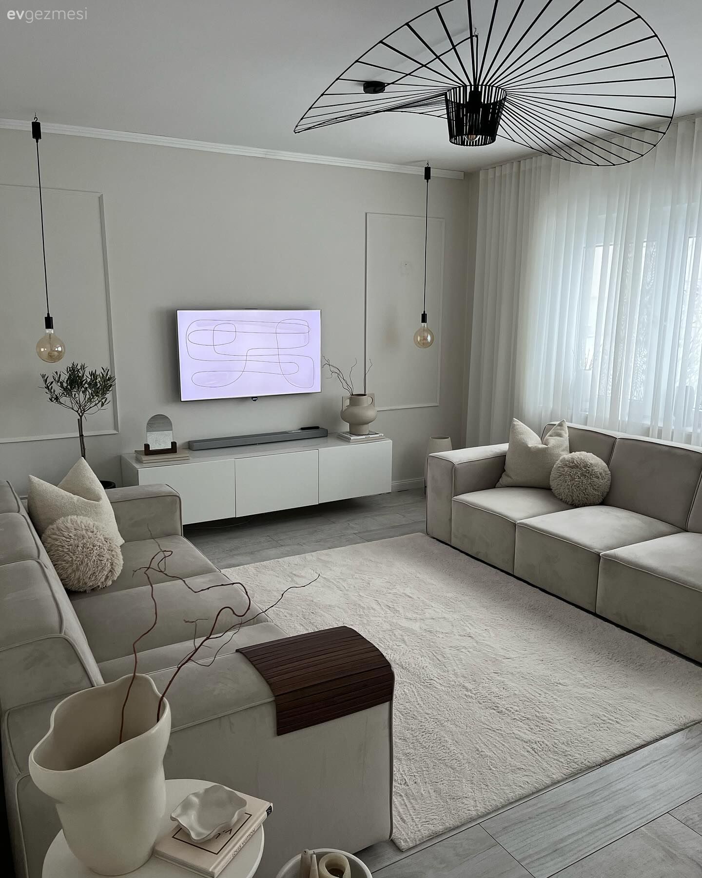 Bu Zarif Ev Minimalist Olmamasına Rağmen Sadelik Algısı Oluşturmuş!