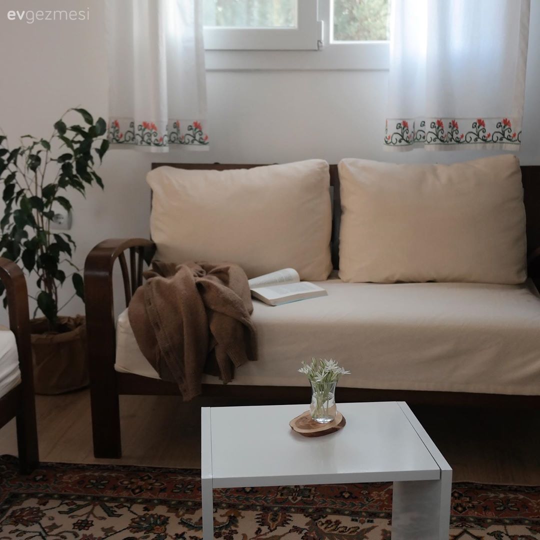 Salon, Ahşap Mobilya, Beyaz, Kahverengi, Halı, Salon halısı, Kırlent, Ev tekstili, Fon perde, Perde, Ev bitkisi, Sehpa