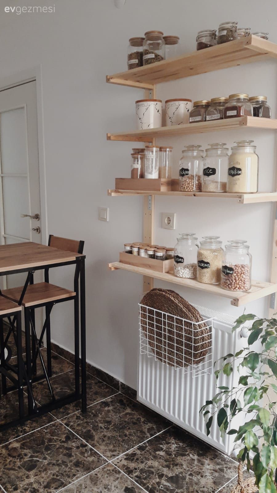 Hasır, Beyaz, Kahverengi, Mutfak masası, Sandalye, Mutfak rafı, Mutfak, Mutfak duvar dekorasyonu, İskandinav