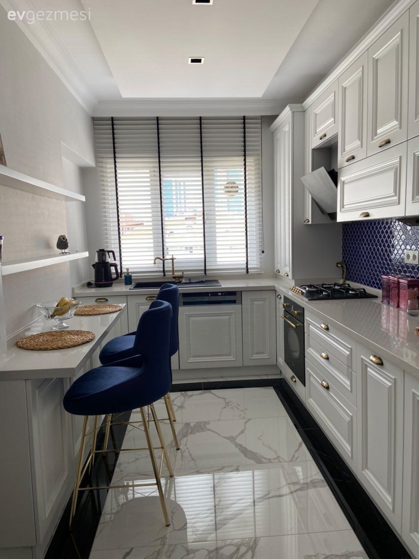 Mutfak, İskandinav, Modern, Beyaz, Parlament mavisi, Altın, Koridor tipi mutfak, Özel yapım dolaplar, Dolap, Jaluzi, Mutfak zemin seramikleri, Ankastre, Bar masa & sandalyeleri, Sandalye, Led aydınlatma, Aydınlatma, Shaker kapaklı dolaplar, Davlumbaz, Mutfak tezgahı, Tezgah arası seramik, Mutfak tezgah arası