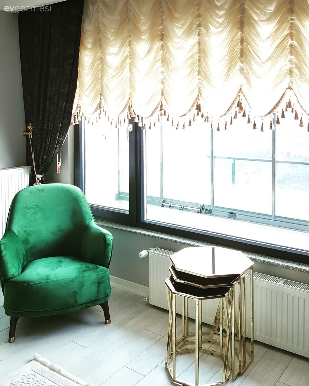 Berjer, Zümrüt yeşili, Altın, Alitalyan perde, Perde, Zigon sehpa, Sehpa, Fon perde