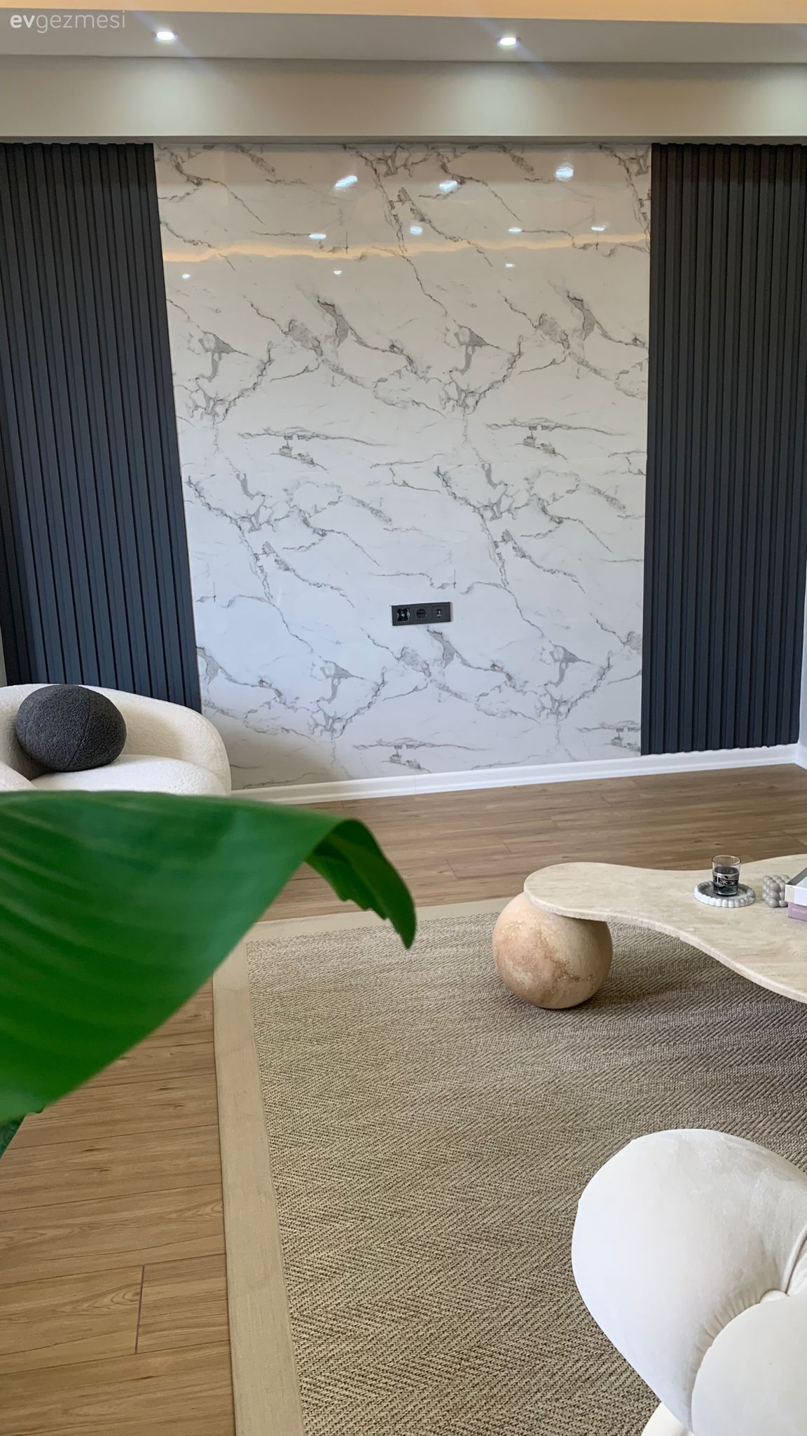 Bursa'daki Bu Mutfakta Beyaz Koltuklar Özel Tasarımlarla Desteklenmiş!