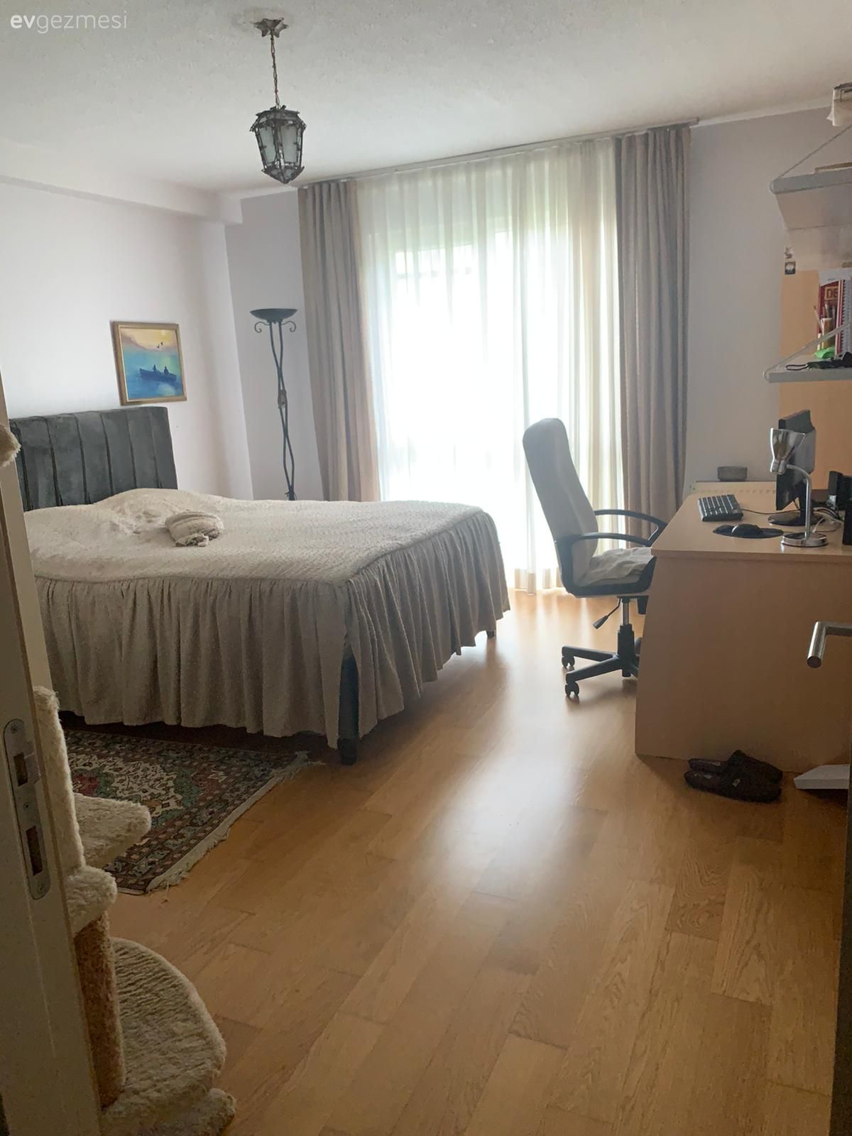 Genç odası, Çalışma masası, Sandalye, Parke, Fon perde, Perde, Tül perde, Halı, Gardrop, Yatak Odası, Beyaz, Gri