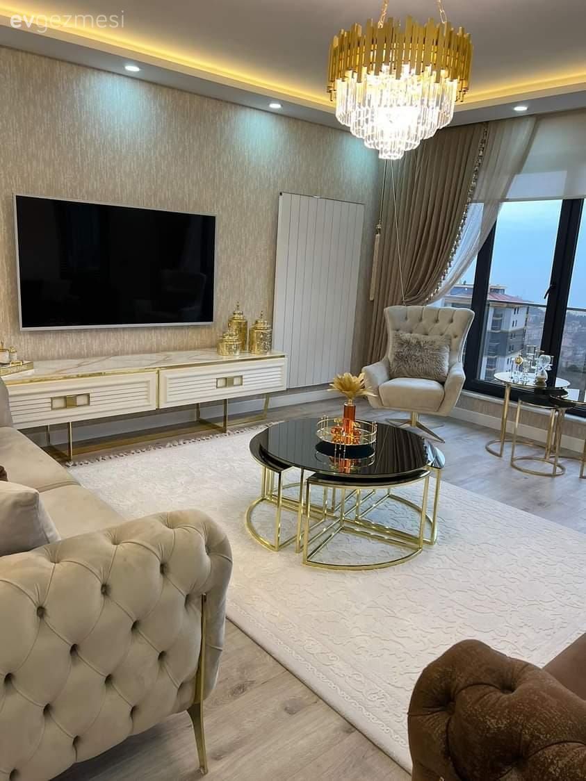 Salon, Modern, Beyaz, Krem, Kahverengi, Altın, Siyah, Fon perde, Perde, Tül perde, Tv ünitesi, Tv ünitesi aksesuarları, Ev Aksesuar, Modern chesterfield, Koltuk takımı, Halı, Salon halısı, Metal ayaklı sehpa, Sehpa, Spot aydınlatma, Aydınlatma