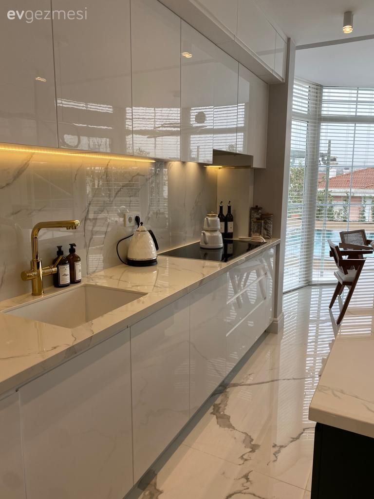 Mutfak, Beyaz, Beyaz mutfak, Modern mutfak, İskandinav, Mutfak tezgahı, Mutfak tezgah arası, Tezgah arası doğal taş, Mutfak zemin seramikleri, Ada mutfak, Sandalye, Jaluzi, Mutfak aksesuarları