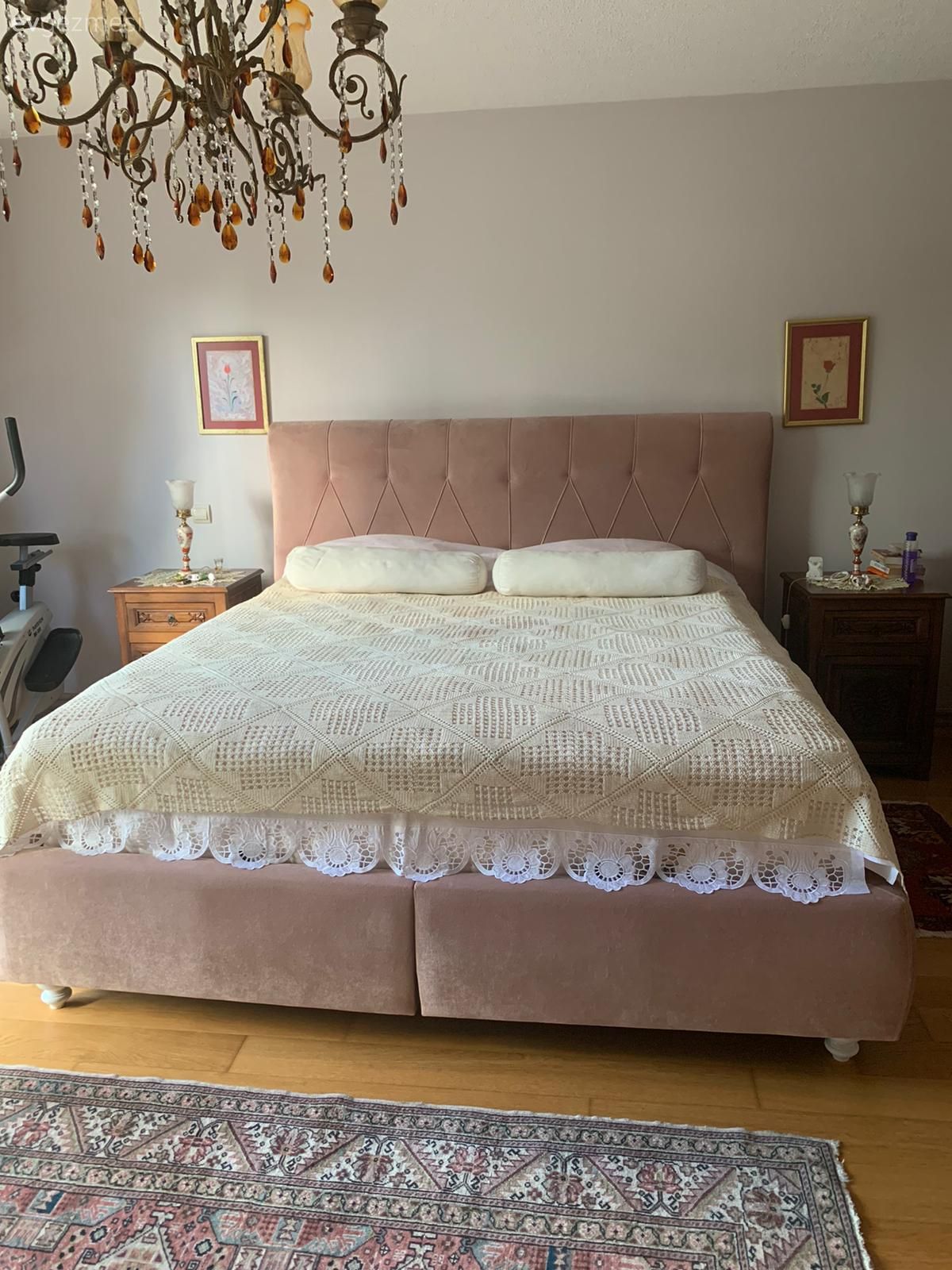 Yatak Odası, Beyaz, Pudra pembe, Krem, Avize, Aydınlatma, Komodin, Çerçeve, Halı