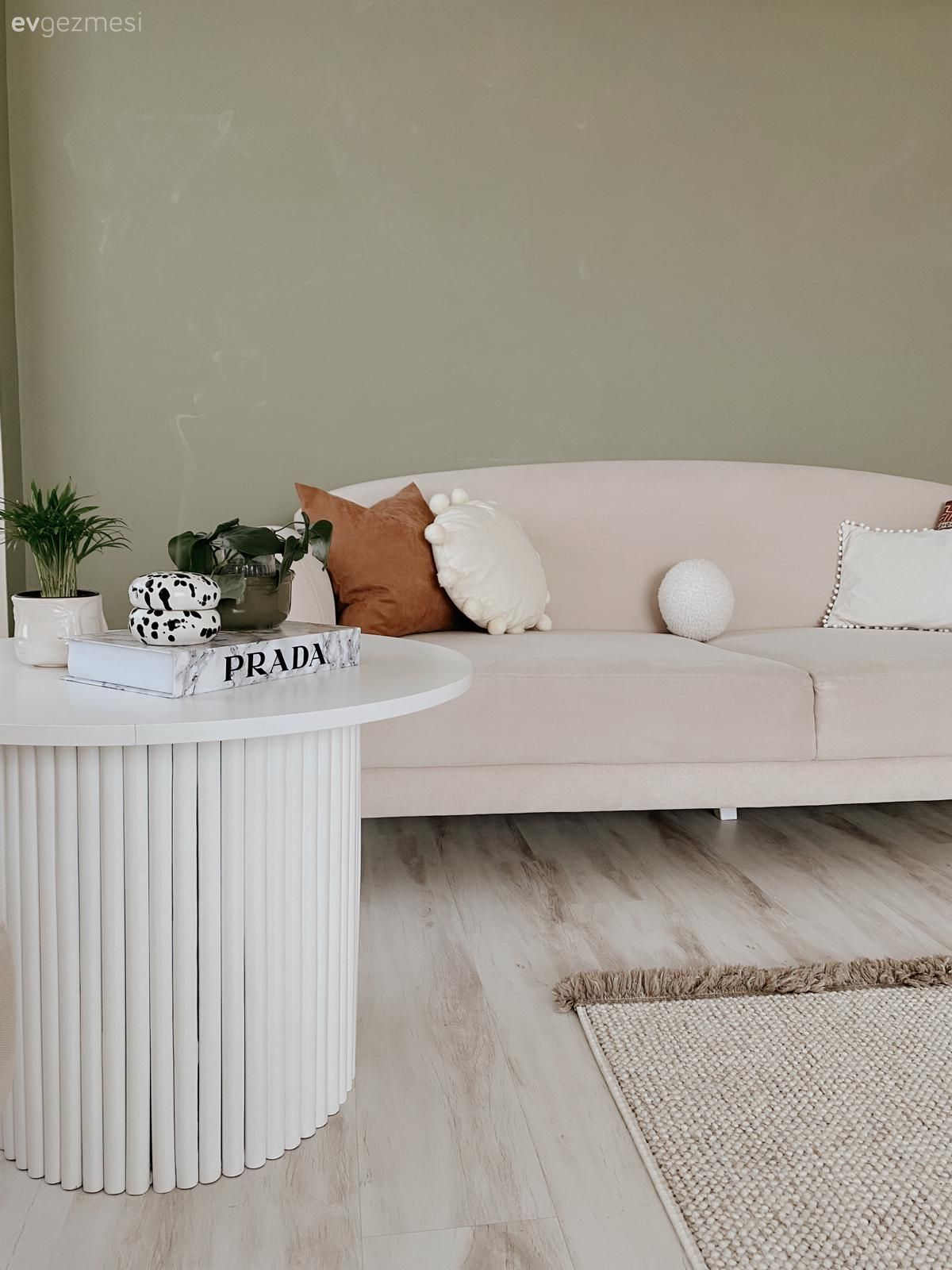 Yeşil duvar, Koltuk takımı, Kırlent, Ev tekstili, Yan sehpa, Sehpa, Halı