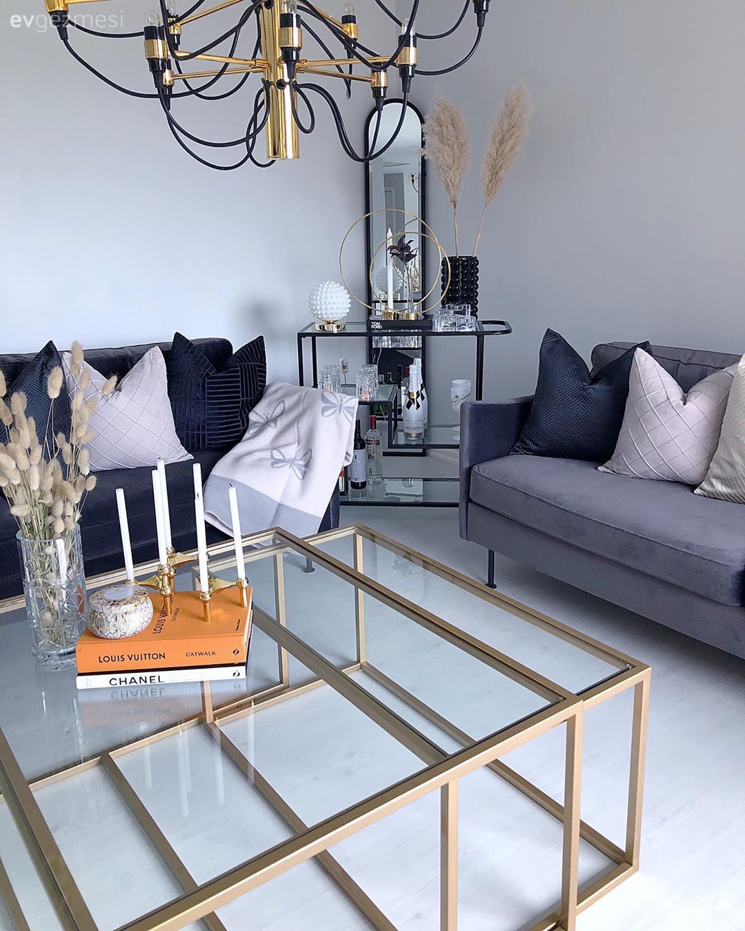 Salon, Art deko, Gri, Altın, Lacivert, Koltuk takımı, Avize, Aydınlatma, Salon avizesi, Orta sehpa, Sehpa, Cam orta sehpa, Sehpa üstü aksesuarı, Ev Aksesuar, Kırlent, Ev tekstili, Konsol, Konsol üzeri dekoratif objeleri, Ayna, Vazo, Pampas otu, Şamdan, Dekoratif Objeler