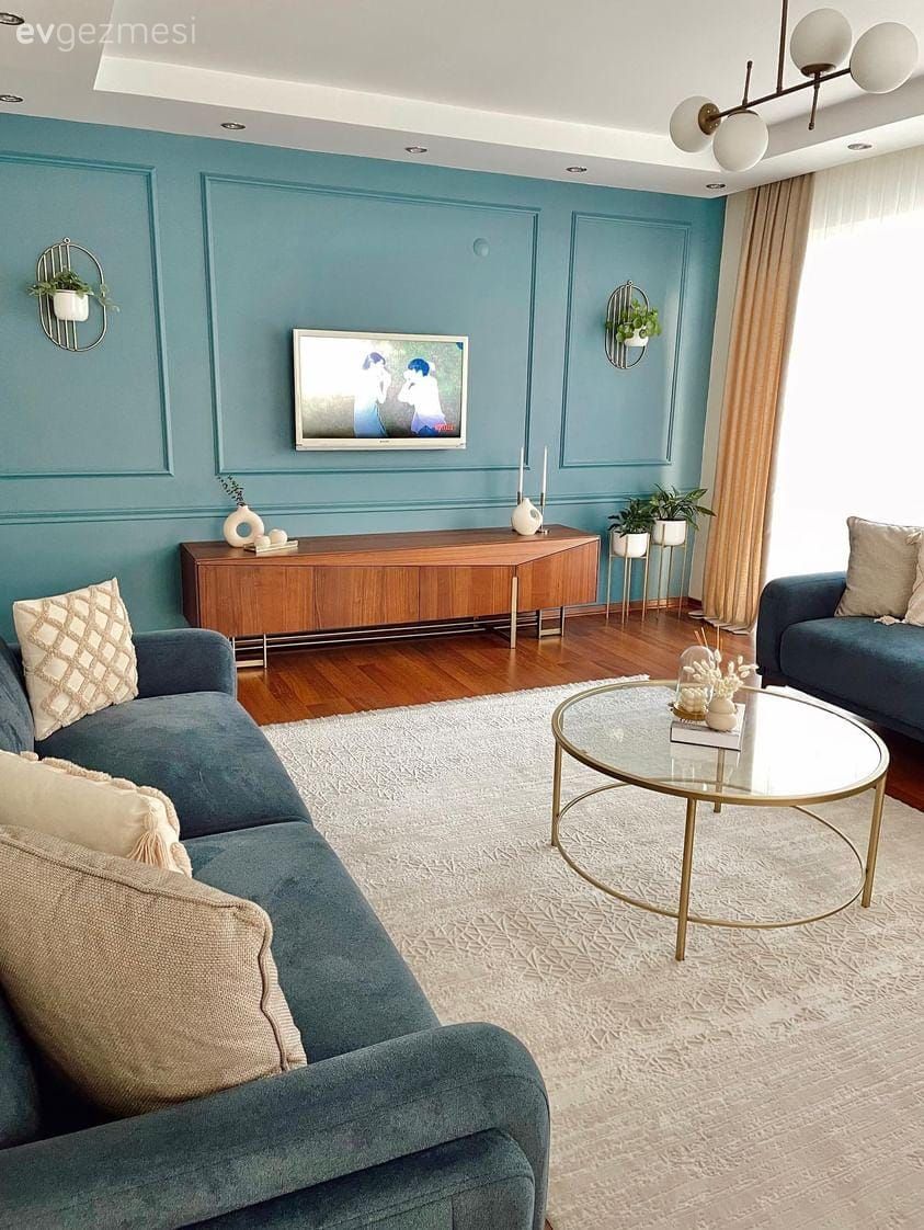 Salon, Modern, Mavi, Beyaz, Krem, Ahşap Mobilya, Mavi duvar, Duvar çıtalama, Konsol, Konsol üzeri dekoratif objeleri, Tablo, Duvar dekorasyonu, Koltuk takımı, Halı, Cam orta sehpa, Orta sehpa, Aplik, Aydınlatma, Kırlent, Ev tekstili